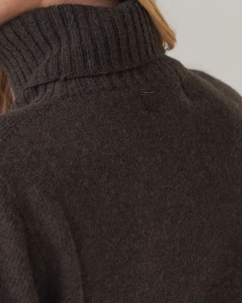 Lynn Turtleneck Chocolate-zoom-
