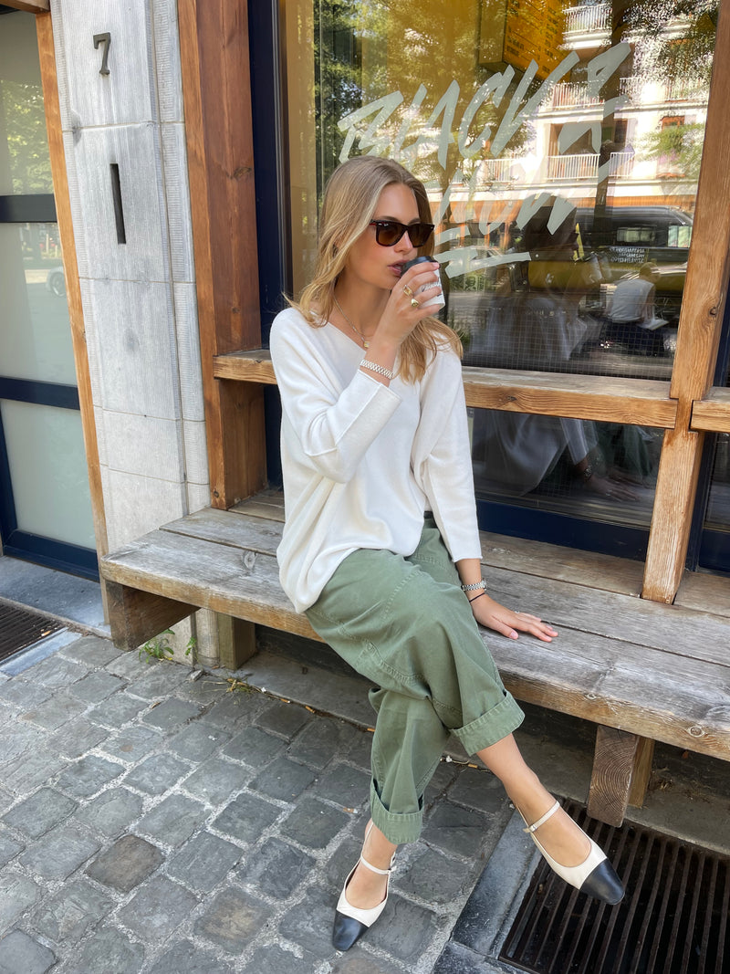 Laura V-Neck Pull White-zoom-