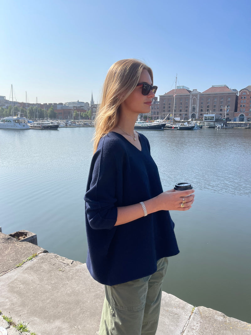 Laura V-Neck Pull Navy-zoom-