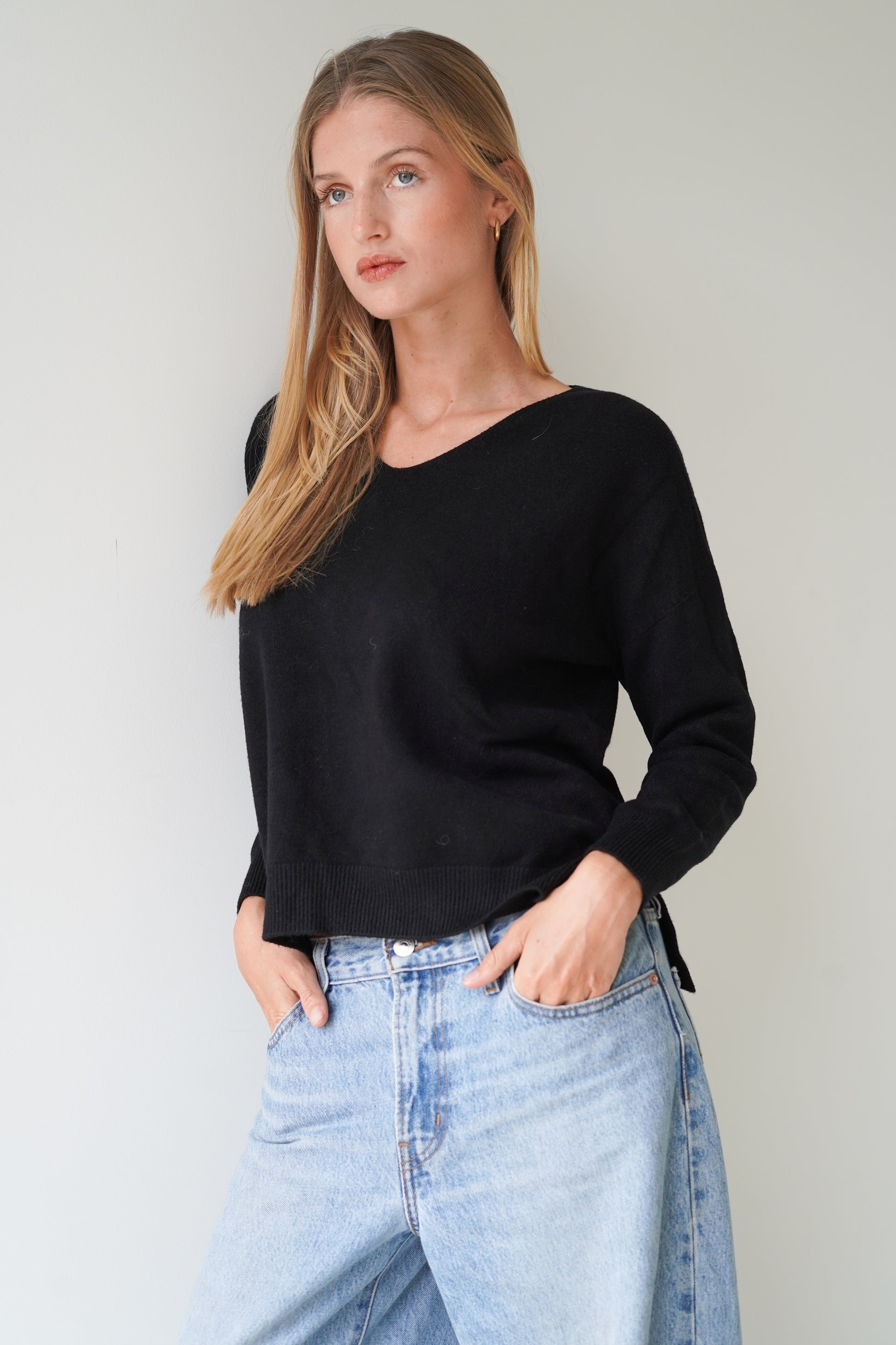 Lisa Pullover V-Neck Black-1