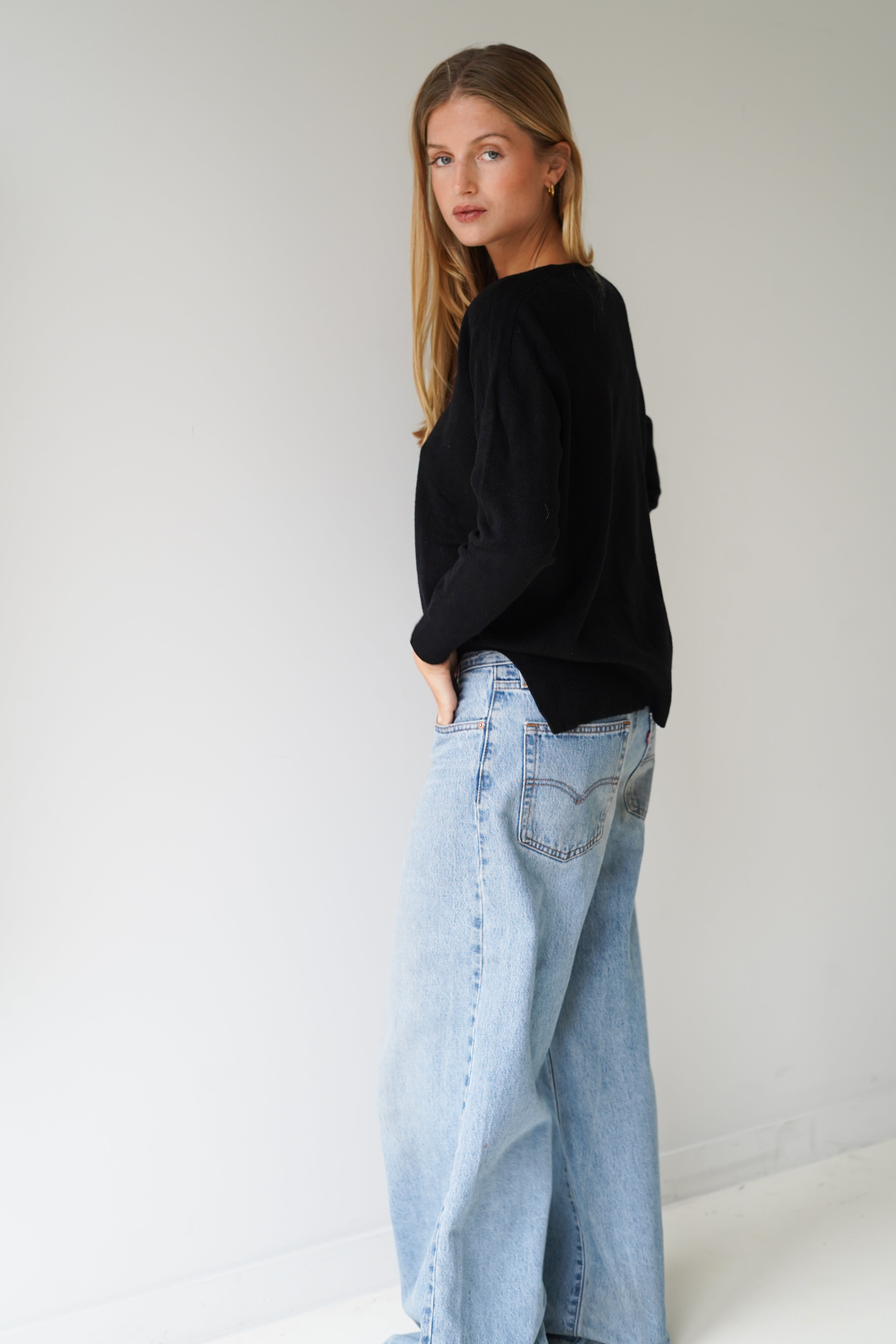 Lisa Pullover V-Neck Black-zoom-4