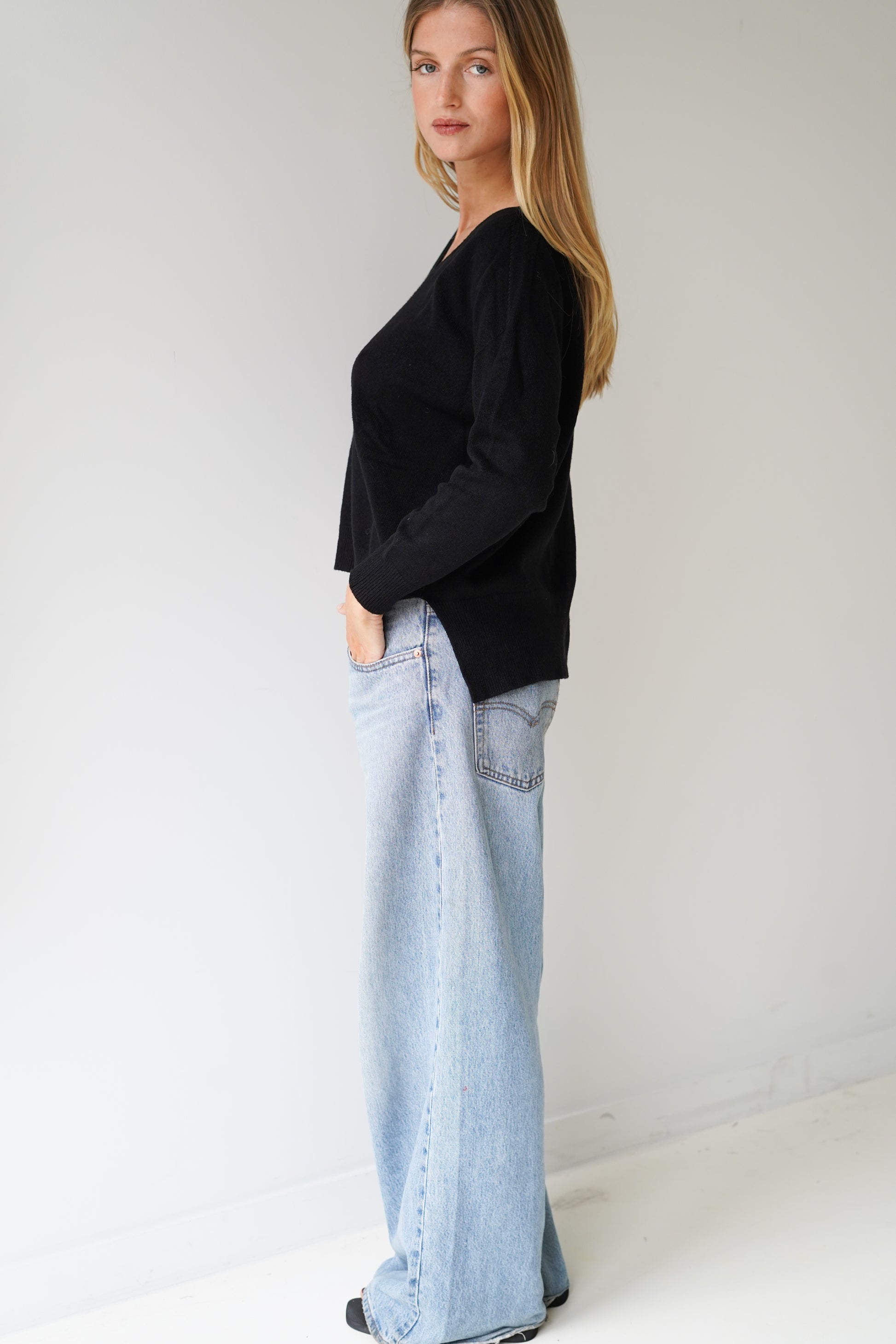 Lisa Pullover V-Neck Black-2