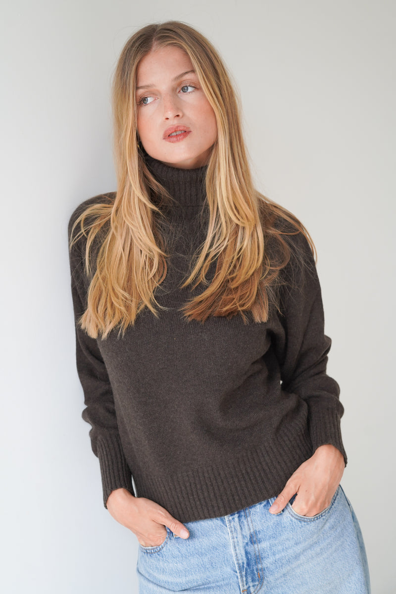 Lynn Turtleneck Chocolate-zoom-