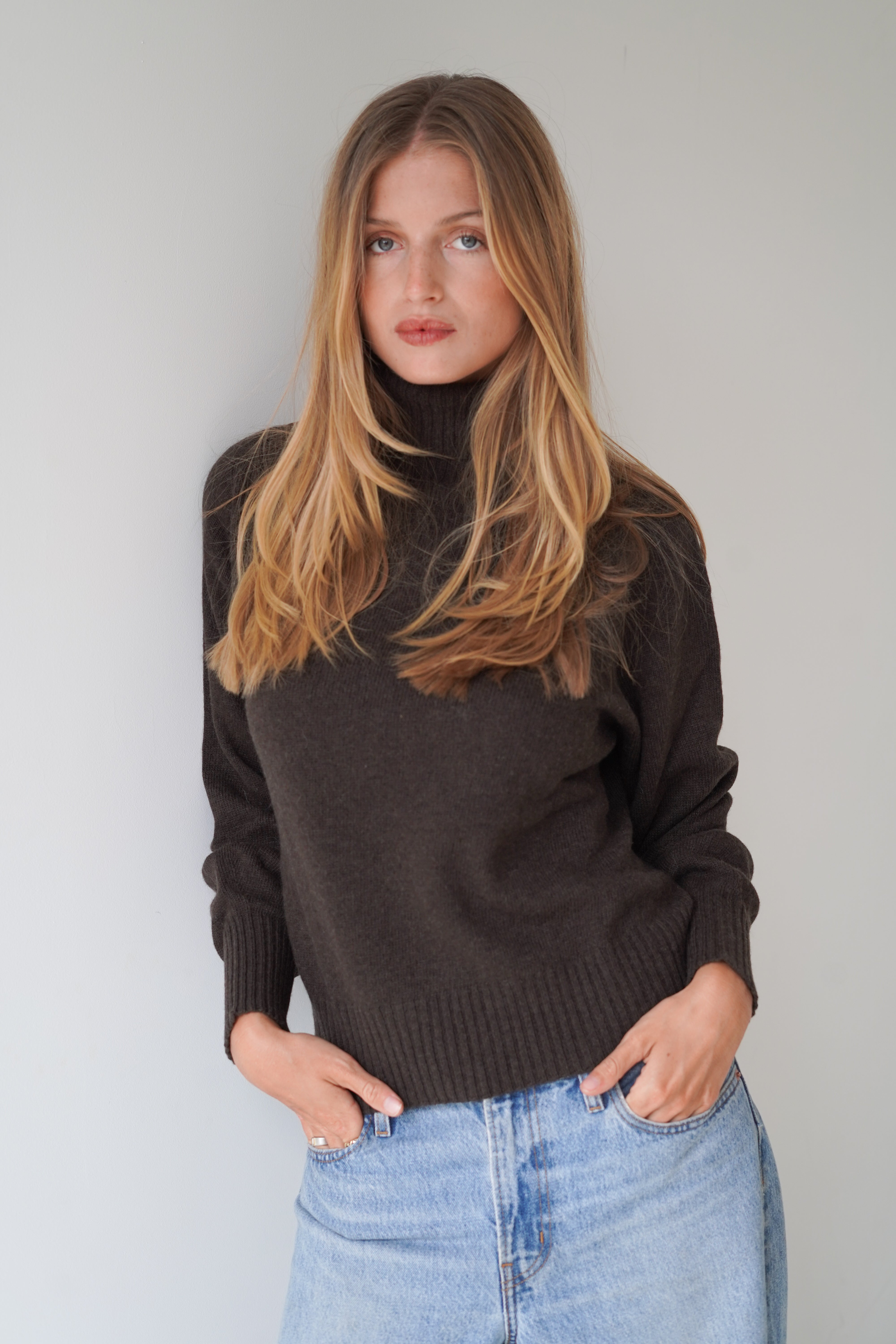 Lynn Turtleneck Chocolate-zoom-3