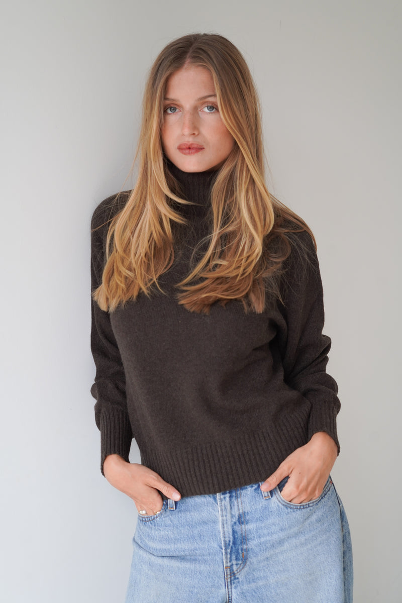Lynn Turtleneck Chocolate-zoom-