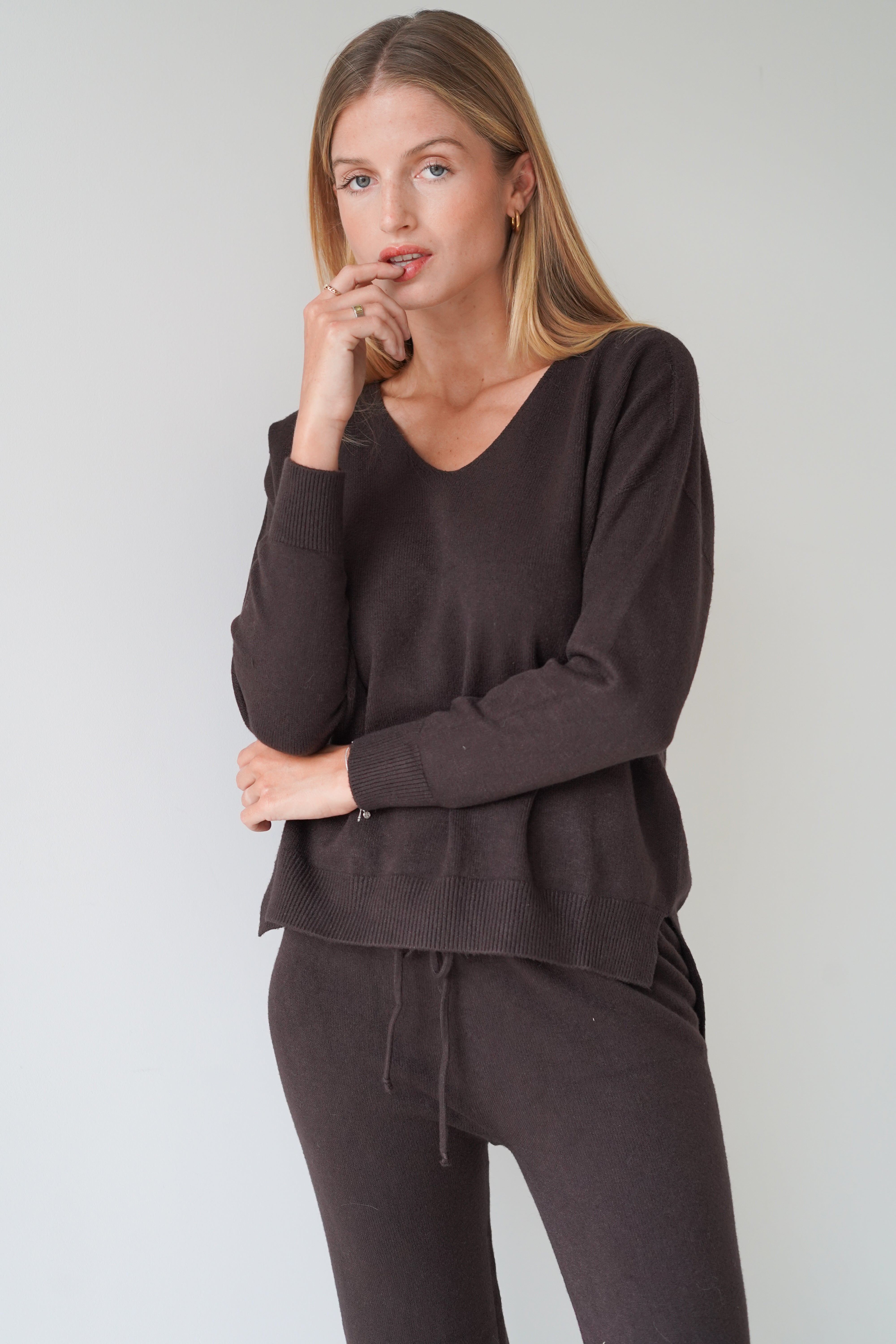 Lisa Pullover V-Neck Chocolate-zoom-1