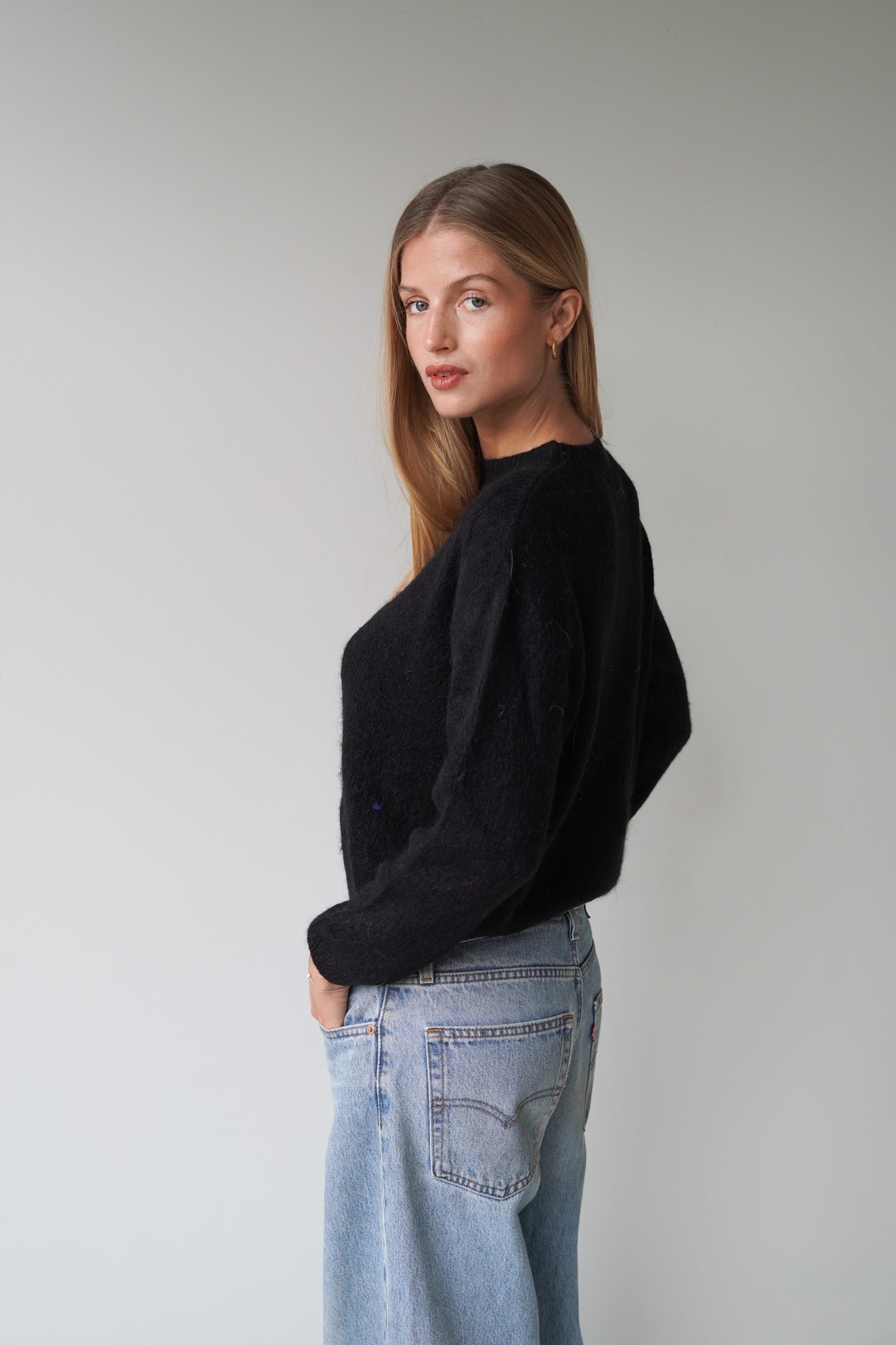 Sue Pullover Crew Neck Black-2