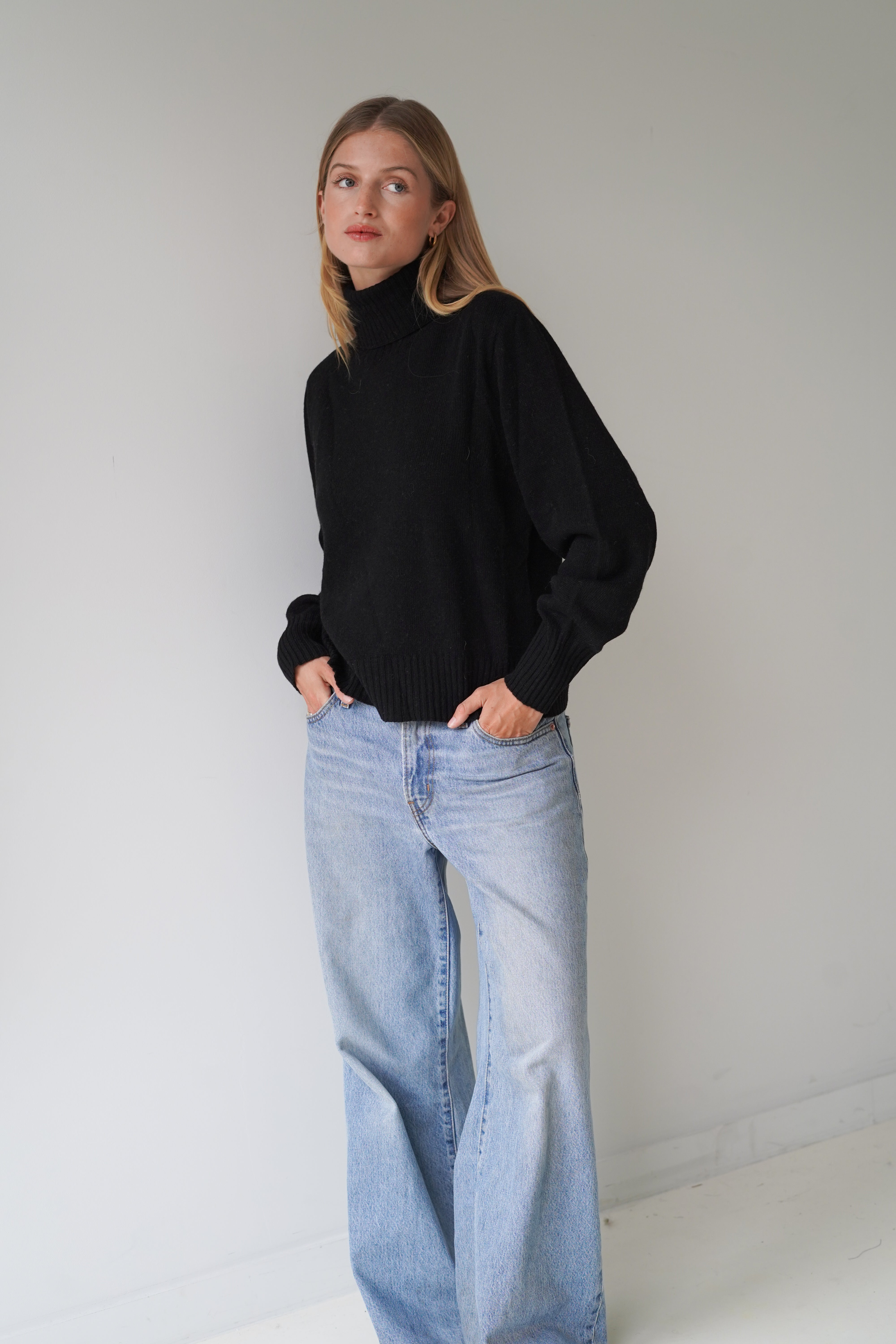 Lynn Turtleneck Black-zoom-4