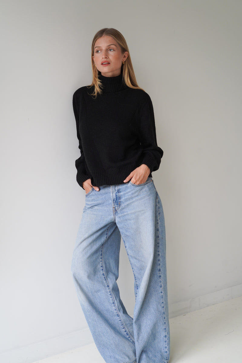Lynn Turtleneck Black-zoom-