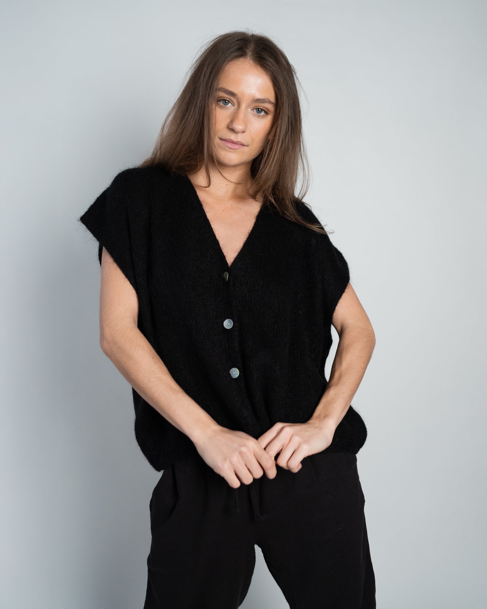 Elli Sleeveless V-Neck Black-zoom-1